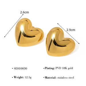 Gedetailleerd beeld van grote 18K goud hart oorbellen met maat 2,9cm en 2,6cm