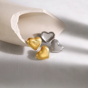 Herz-Ohrstecker aus gebürstetem Edelstahl in Gold und Silber für Damen