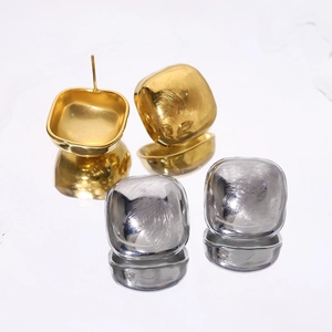 Minimalistische vierkante geborstelde metalen oorknopjes in 18k goud en zilver set