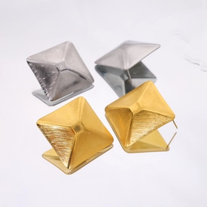Minimalistische geometrische 18k gouden en zilveren piramide oorknopjes met matte afwerking