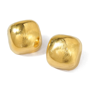 Minimalistische gouden kubus oorknopjes met geborstelde metaaltextuur en geometrisch design