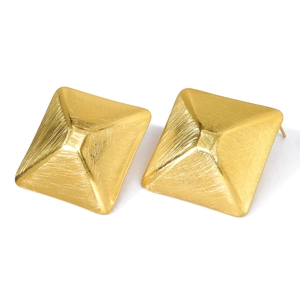 Minimalistische 18k goud geometrische piramide oorknopjes met geborsteld metaal
