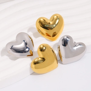 Chique 18K goud en zilver hartvormige oorknopjes op een wit decoratief display