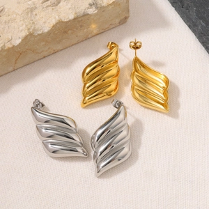Minimalistische Wellen-Ohrstecker in Federform aus 18K Gold und poliertem Stahl