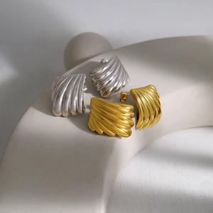 Minimalistische waaiervormige schelp oorknopjes in goud en zilver met geribbelde textuur