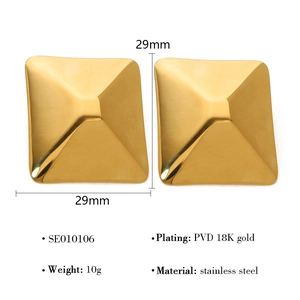 Macro detail van geometrische vierkante oorknopjes van 18K verguld roestvrij staal