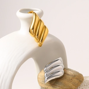 Wellenförmige 18K Gold und Silber Ohrstecker kunstvoll auf Keramik und Stein dekoriert