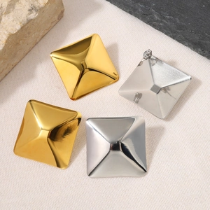 Gepolijste geometrische piramide oorknopjes in goud en zilver afwerking dames