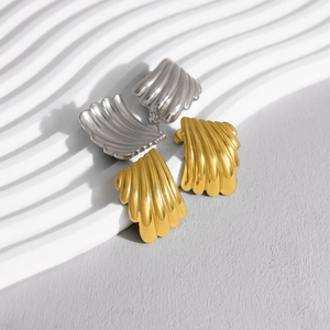 Minimalistische schelpvormige oorbellen in goud en zilver met verticale ribbeltextuur