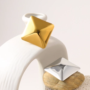 Gepolijste 18k goud en zilver geometrische oorknopjes met modern 3D piramide ontwerp