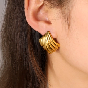 Elegante 18K vergulde veervormige oorknopjes met een getextureerd golfpatroon voor dames