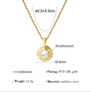 Dettaglio del ciondolo a perla tonda con catena a spirale placcata oro 18K e misure