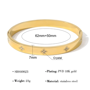 Macro detail van 18K vergulde roestvrijstalen klaverarmband met kristallen en maten