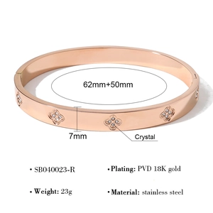 Detail van 7mm roestvrijstalen armband met roségouden afwerking en kristallen klaverpatroon