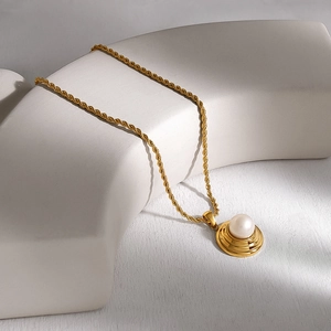 Collana con Pendente in Acciaio al Titanio con Perla Artificiale Rotonda Vintage Francese Catena a Corda Placcata Oro 18K PVD