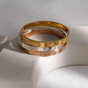 Drie-delige roestvrijstalen armbandset in goud, zilver en rose goud met klaver en kristallen