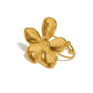 Gepolijste 18K vergulde roestvrijstalen ring met een 3D-ontwerp van een vijfbladige bloem