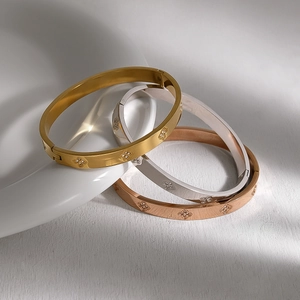 Set van drie geborstelde roestvrijstalen klaverarmbanden in goud, zilver en roségoud