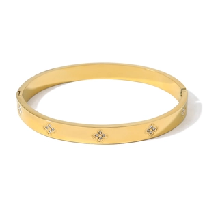 Elegante gouden roestvrijstalen armband met ingelegde klavertje vier kristallen motieven