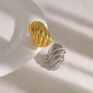 Gepolijste roestvrijstalen ringen met golftextuur in goud en zilver voor dames