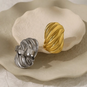 Minimalistische brede roestvrijstalen ringen met geplooide textuur in goud en zilver