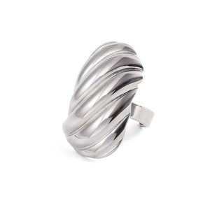 Detail van zilveren geribbelde ring met spiraalvormige textuur en gepolijste metalen afwerking