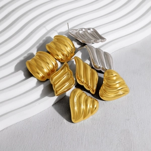 Minimalistische roestvrijstalen oorbellen in goud en zilver met elegante golvende textuur