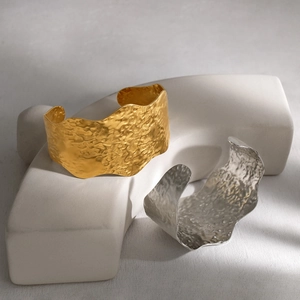 Mode Breed Gehamerd Manchete Armband Voor Vrouwen Roestvrij Staal Goud Zilver Verguld Onregelmatige Golvende Rand Sieraad