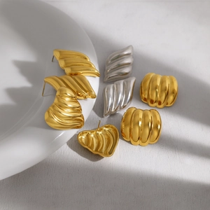 Minimalistische geometrische roestvrijstalen oorbellen met golfpatroon in goud en zilver