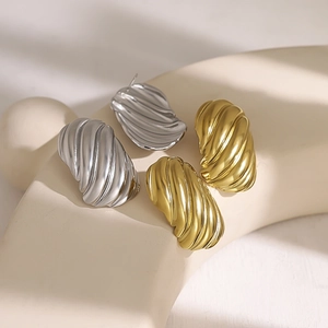 Boucles d'oreilles créoles ondulées en métal doré et argenté avec texture nervurée