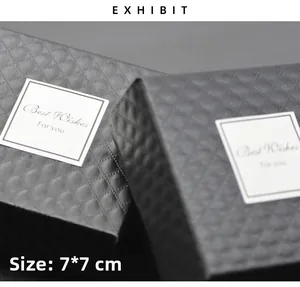 Detail der 7x7 cm schwarzen Geschenkbox mit Rautenstruktur und Etikett