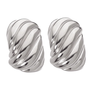Gros plan sur des boucles d'oreilles en acier inoxydable argenté avec texture ondulée