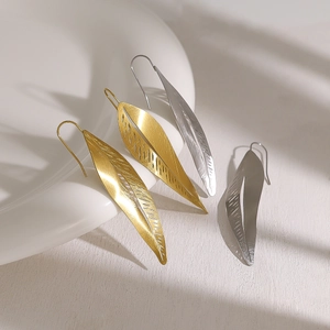 Minimalistische geometrische blad oorbellen in goud en zilver met hol ontwerp