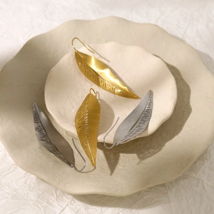 Minimalistische roestvrijstalen blad oorbellen met geborstelde goud en zilver afwerking