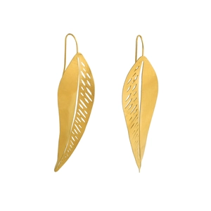 Minimalistische 18k blad-vormige holle oorbellen met geborstelde metalen afwerking