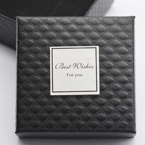 Schwarze quadratische Schmuckschachtel mit Rautenmuster und Best Wishes Etikett