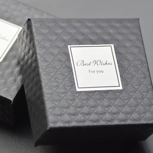 Edle schwarze Schmuckschachtel mit Best Wishes Text und eleganter Rautenstruktur