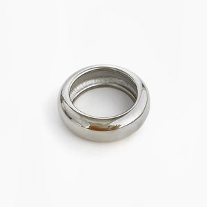 Makro-Detail des dicken minimalistischen Silber-Edelstahlrings mit glatt gewölbter Oberfläche