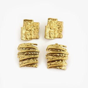 Onregelmatige geometrische oorknopjes van verguld titaniumstaal met 18K gouden afwerking