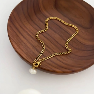 Cadena elegante de titanio chapado en oro 18K con colgante de perla de agua dulce