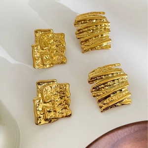 Onregelmatige 18K gouden titanium stalen geometrische oorbellen met hamerslag