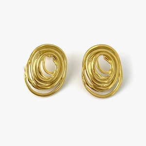Pendientes de acero de titanio dorado con diseño de nido en espiral