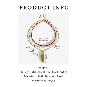 Detalle del collar de acero inoxidable 316L con cuentas de acrílico y colgante de pez moda