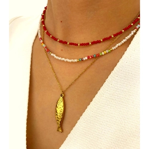Conjunto de collares de tres capas con cuentas acrílicas y un colgante de pez dorado