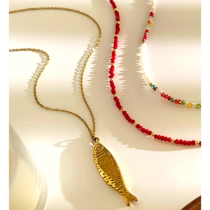 Collar de acero inoxidable dorado con colgante de pez y cuentas acrílicas de colores