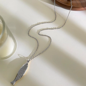 Collar minimalista de acero inoxidable con colgante de pez y cuentas de acrílico
