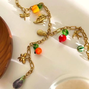 Goldene Edelstahl Y-Halskette mit bunten Glasfrucht-Anhängern und Naturmotiven