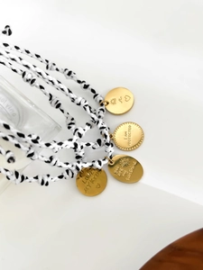 Détails de bracelets tressés ajustables avec breloques dorées et citations inspirantes