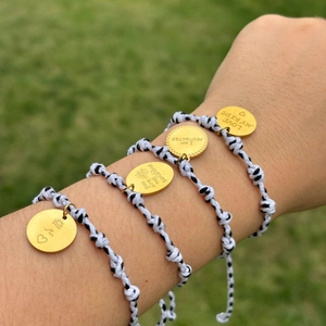 Bracelet Ajustable en Cordon Tressé avec Pendentif Rond en Acier Inoxydable Gravé Inspiration Amour Protégé Lettrage Soleil Bijoux Mode Femme Cadeau