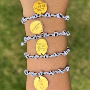 Ensemble de bracelets tissés réglables avec pendentifs dorés gravés sur herbe